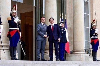 Le Premier ministre KISHIDA serre la main du président français Macron