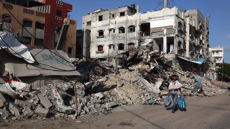 Un Palestinien passe devant un bâtiment détruit à Rafah, dans le sud de la bande de Gaza, le 26 mai 2024.