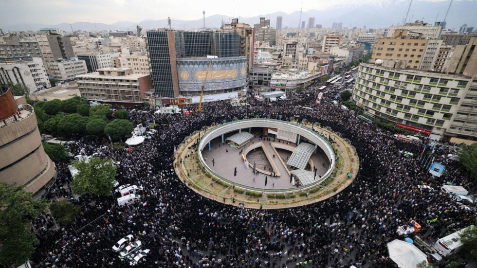 Les Iraniens se rassemblent sur la place Valiasr, dans le centre de Téhéran, le 20 mai 2024, pour pleurer la mort du président Ebrahim Raisi et du ministre des Affaires étrangères Hossein Amir-Abdollahian dans un accident d'hélicoptère.