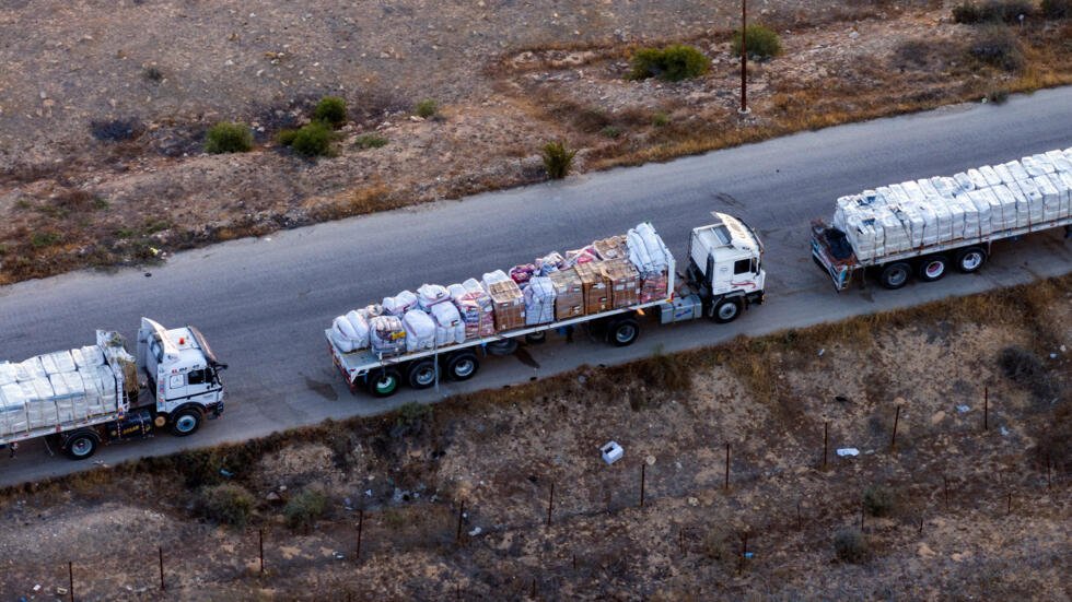 Des camions transportant de l'aide humanitaire attendent sur une route gyptienne le long de la frontire avec Isral, prs du passage frontalier de Rafah avec la bande de Gaza, le 2 mai 2024.