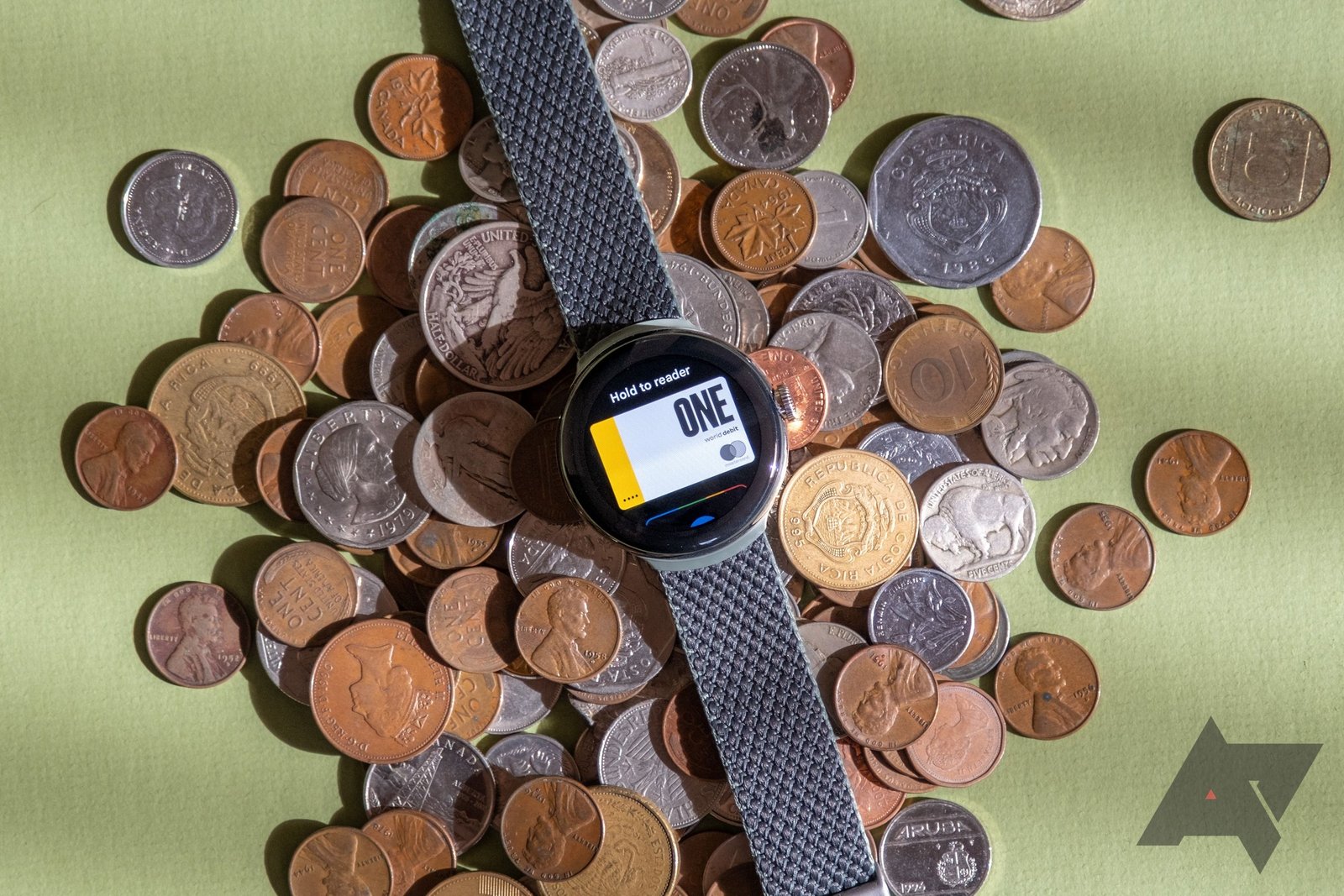 Une montre intelligente posée sur une pile de pièces.