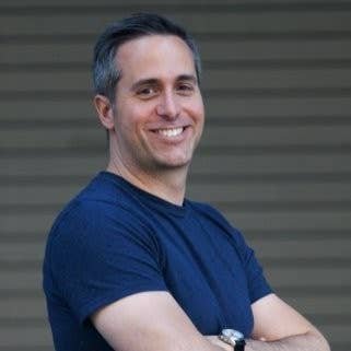 Portrait de Dan Ayoub, responsable du développement des produits numériques chez Wizards of the Coast