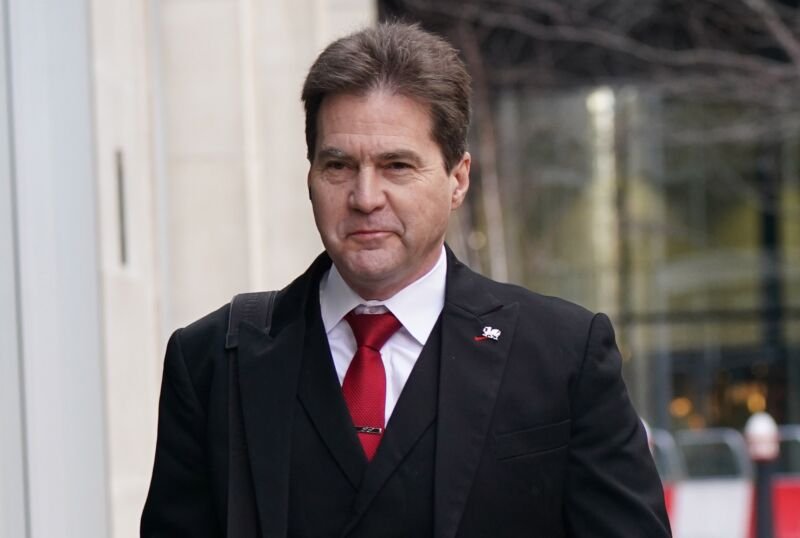 Juge : Craig Wright a falsifié des documents à grande échelle pour soutenir le mensonge du Bitcoin 1 Craig Wright marchant dans la rue devant un palais de justice de Londres