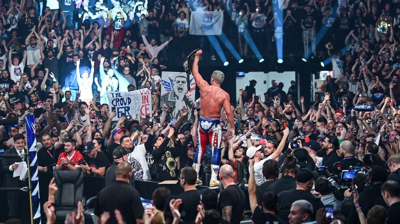 Cody Rhodes fait la fête avec ses fans à WWE Backlash
