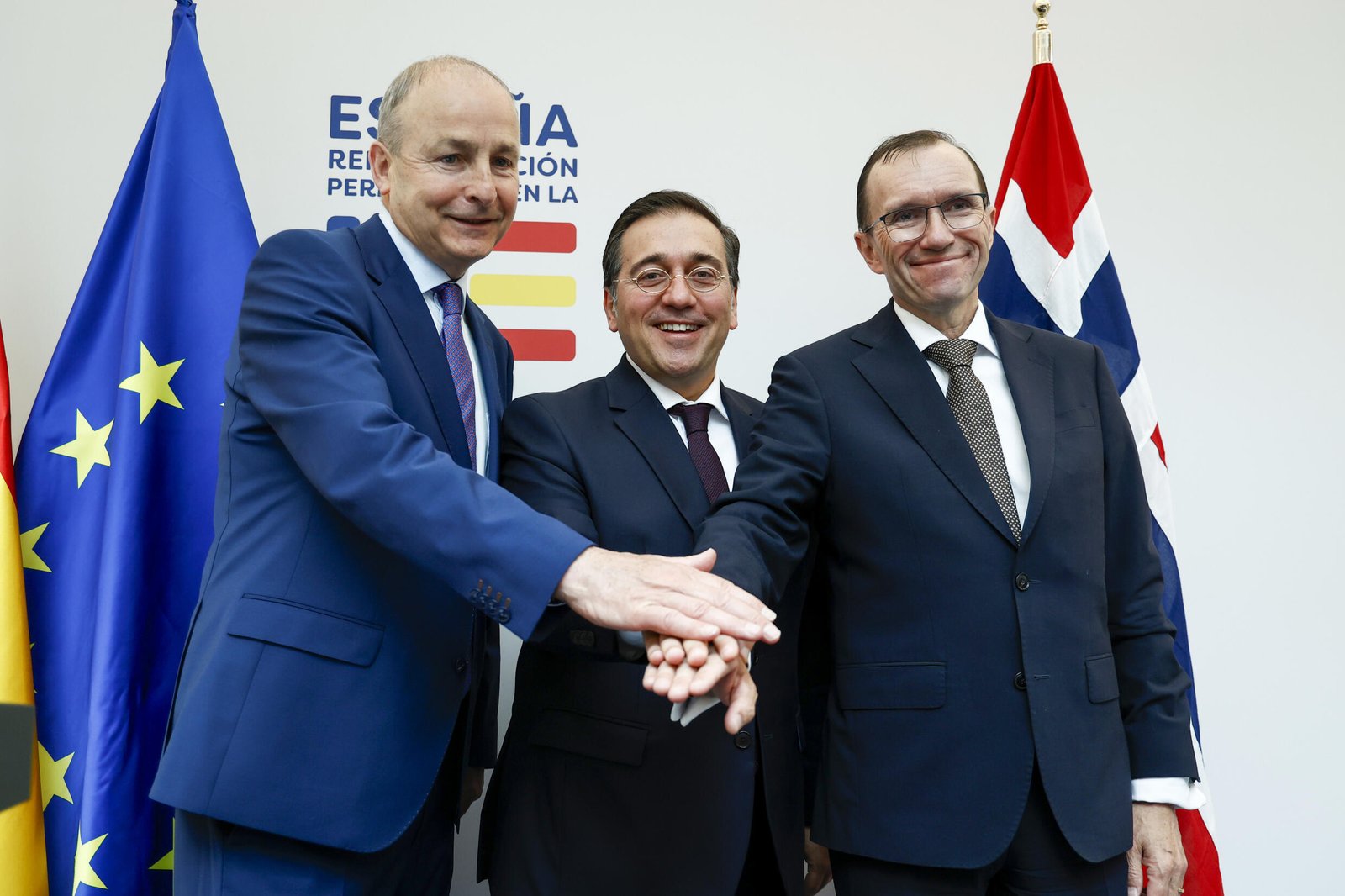Le ministre irlandais des Affaires étrangères Micheal Martin (à gauche), son homologue espagnol José Manuel Albares (au centre) et le norvégien Espen Barth Eide