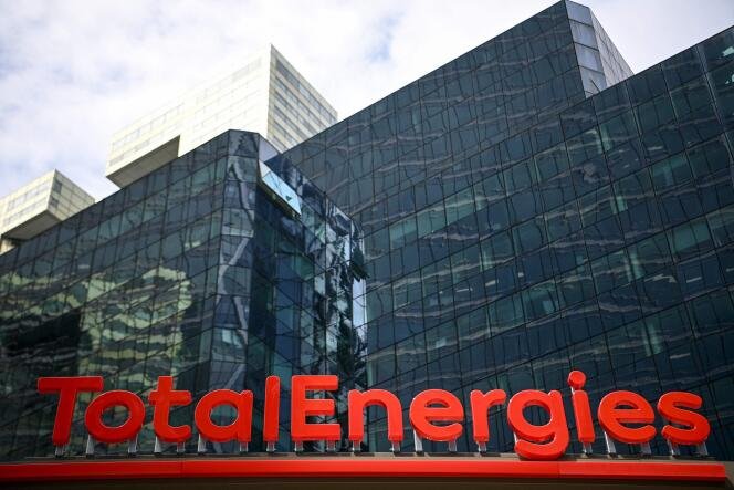 La France enquête sur TotalEnergies pour l’attaque du Mozambique en 2021 1 Cette photographie prise le 28 mai 2021 montre le nouveau logo de TotalEnergies lors de sa cérémonie de dévoilement, à La Défense, en banlieue parisienne.