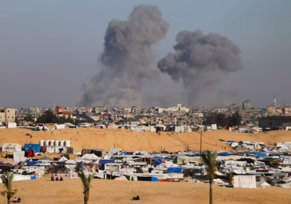 La fumée s'élève à la suite d'une frappe aérienne israélienne sur des zones résidentielles à l'est de Rafah, dans la bande de Gaza.  (PA)