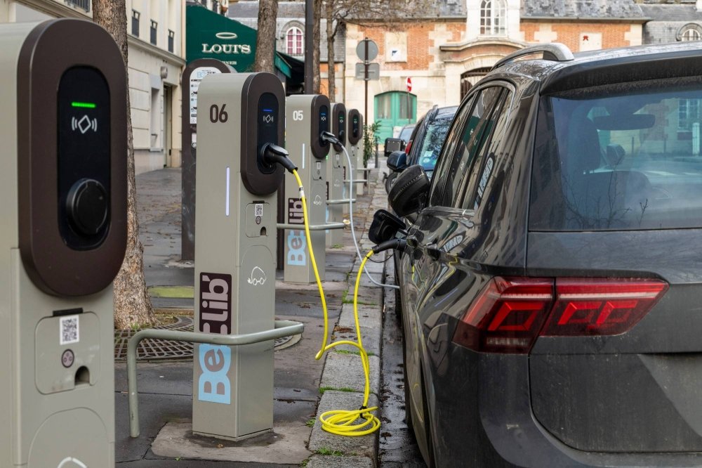La France renforce ses ambitions en matière de véhicules électriques alors que Xi arrive à Paris