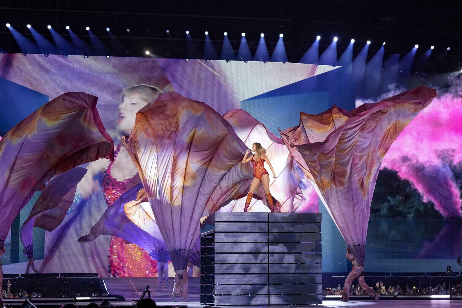 Taylor Swift se produit à la Paris La Defense Arena dans le cadre de son concert Eras Tour à Paris, France, le 9 mai 2024.