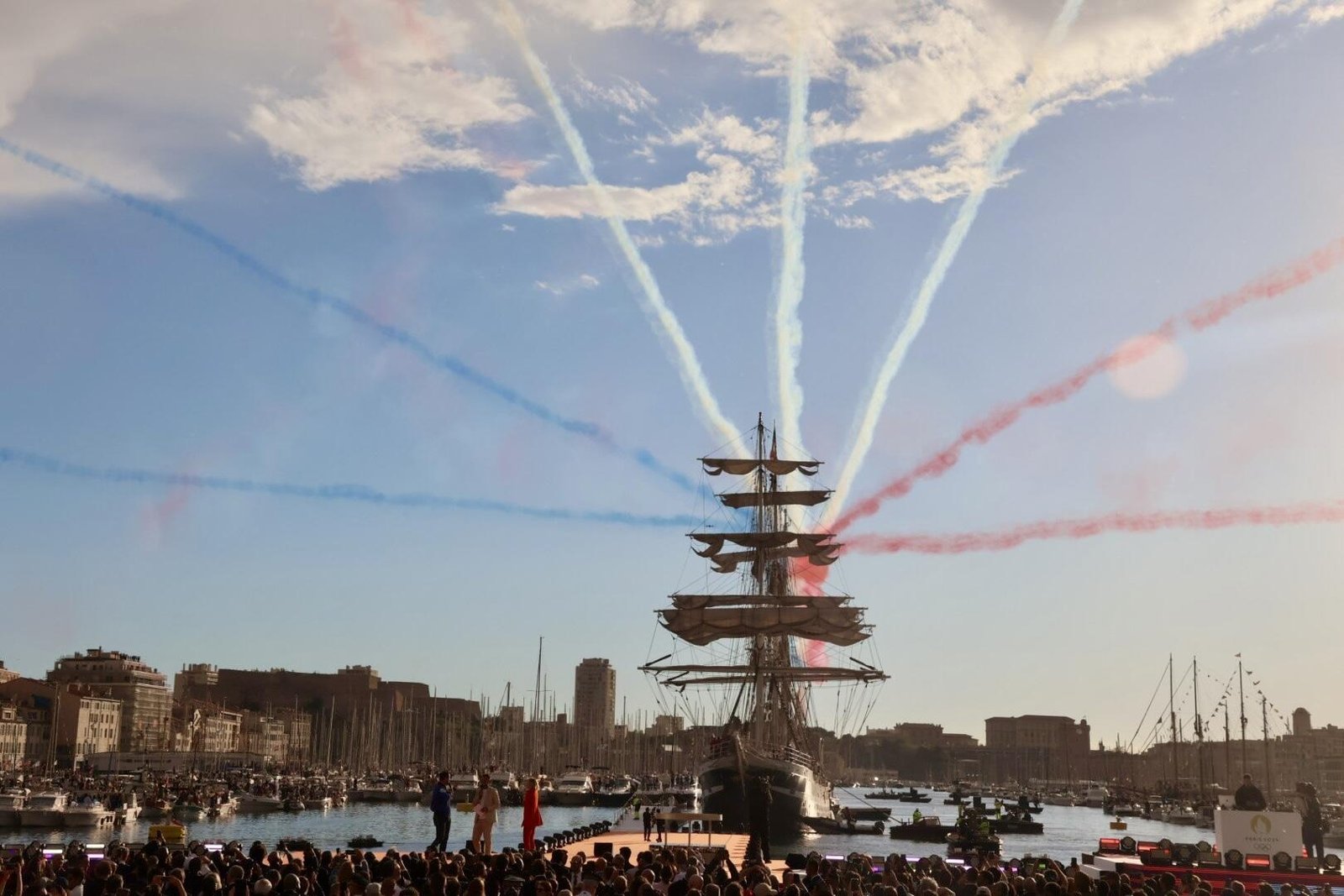 Un survol de l'armée de l'air française marque l'arrivée de la flamme olympique dans le port de Marseille le 8 mai 2024.