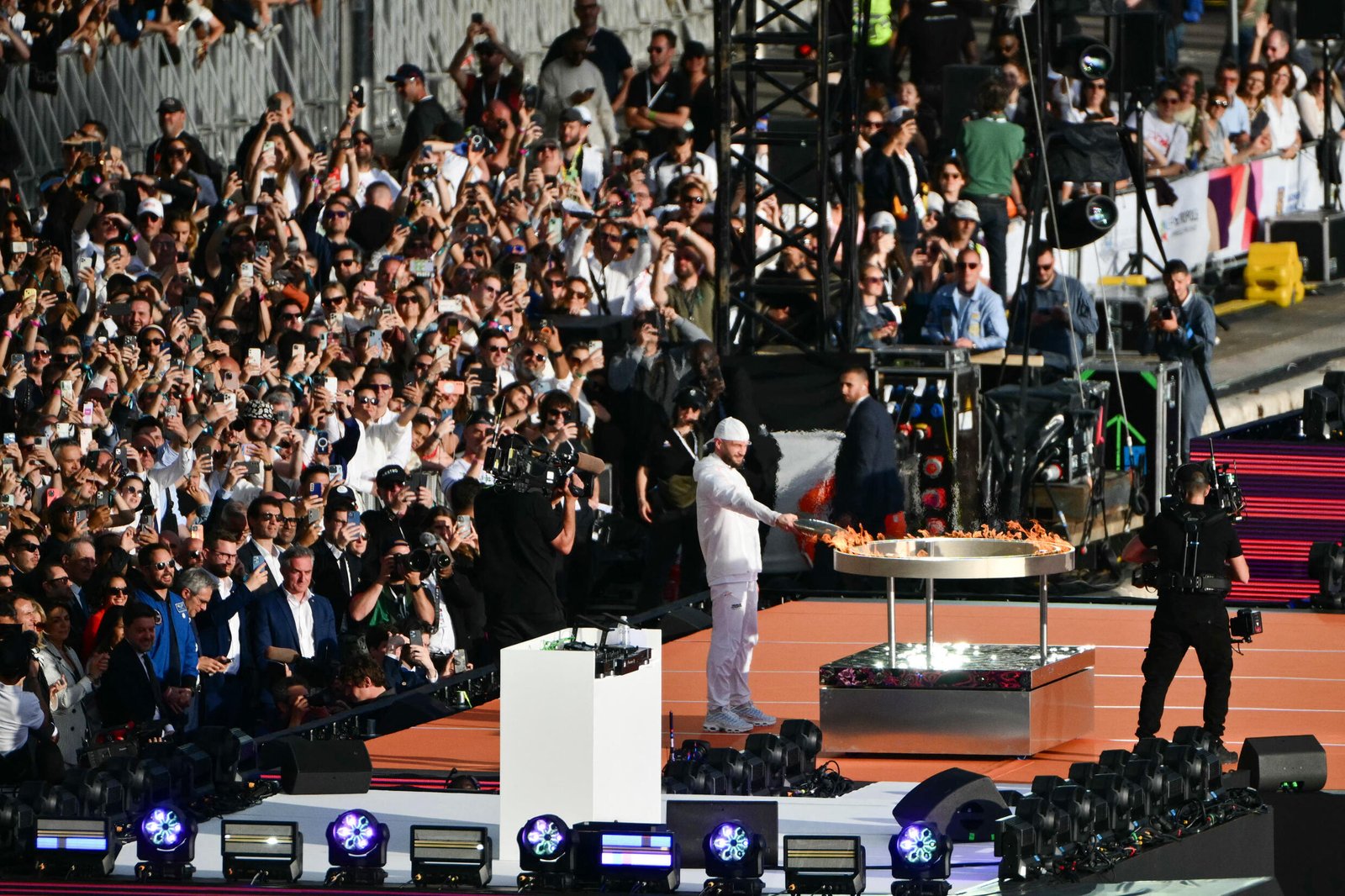 Le rappeur local Jul allume la vasque olympique à Marseille le 8 mai 2024.