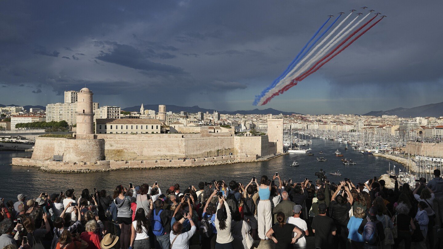 La flamme olympique commence son voyage à travers la France après un accueil festif à Marseille avant les Jeux d’été
