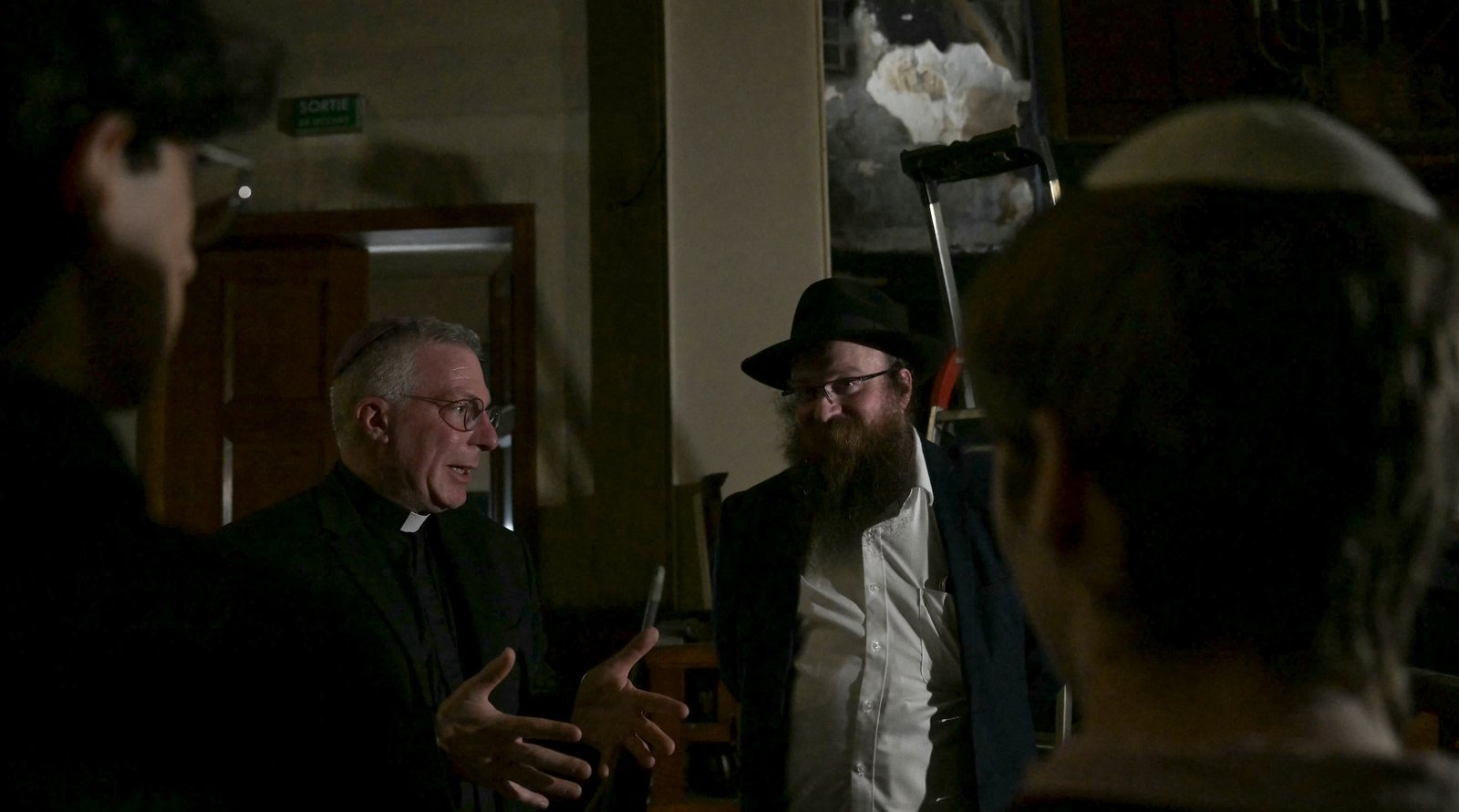 Le rabbin de la synagogue de Rouen, en France, fait visiter les visiteurs après un incendie criminel au cours duquel le pyromane a été abattu par la police, le 17 mai 2024. (Lou Benoist / AFP via Getty Images)