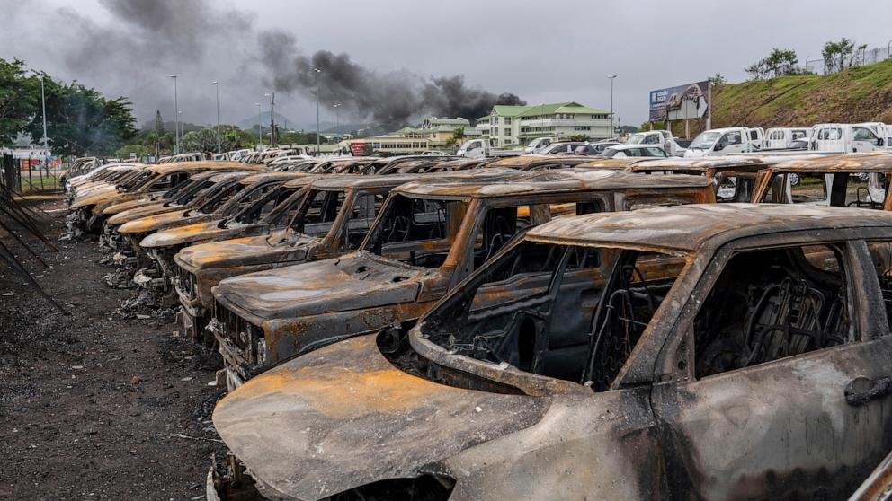 La violence en Nouvelle-Calédonie s’atténue légèrement alors que la France envoie des renforts pour assurer la sécurité
