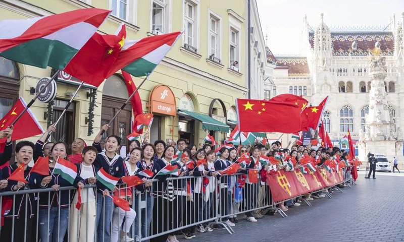 Les gens font leurs adieux au président chinois Xi Jinping à Budapest, en Hongrie, le 10 mai 2024. Le président chinois Xi Jinping a quitté Budapest vendredi après avoir effectué une visite d'État en Hongrie. (Xinhua/Zhang Fan)