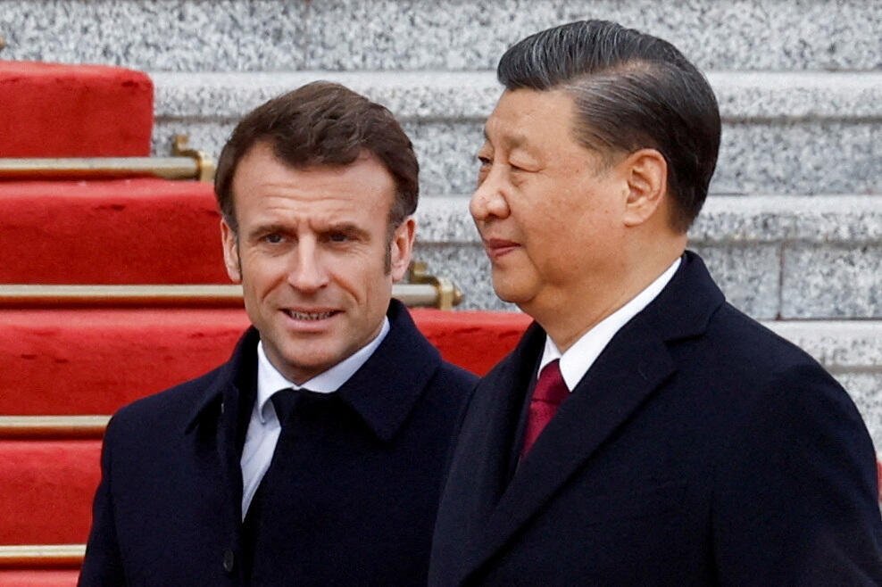 Le président chinois Xi Jinping accueille le président français Emmanuel Macron au Grand Palais du Peuple à Pékin, en Chine, le 6 avril 2023. 