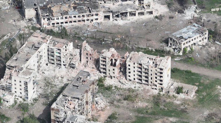 Une photo prise par un drone de Chasiv Yar, montrant des immeubles d'habitation détruits et des cratères de bombes.