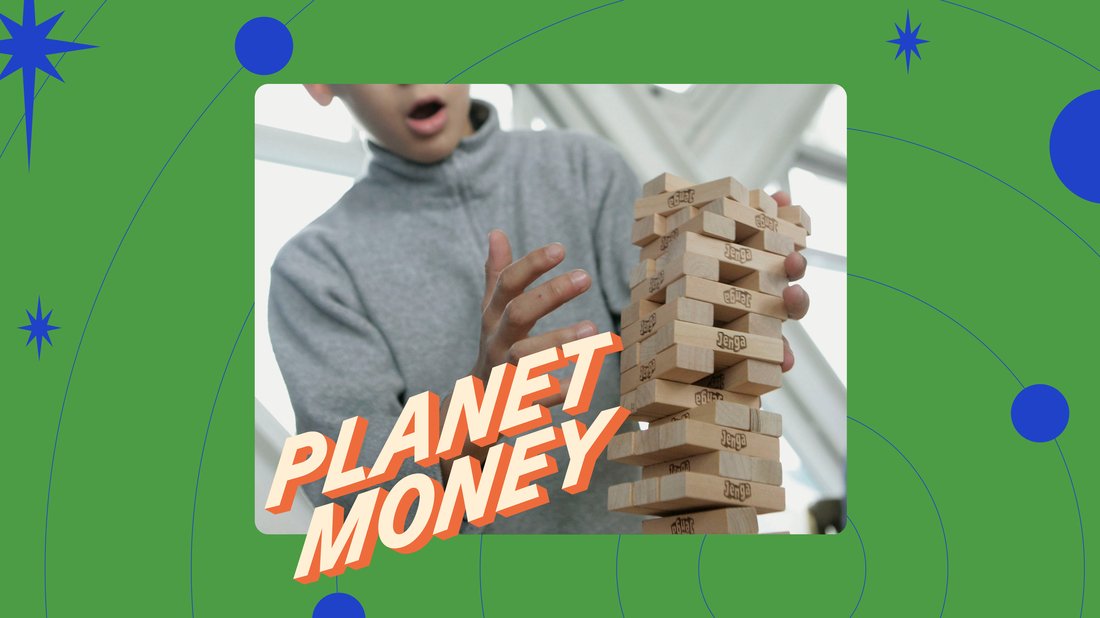 Le hack qui a failli casser Internet : Planet Money 1 Le Guinness World Records met les passionnés de Jenga au défi de construire 30 niveaux du jeu de construction populaire dans les plus brefs délais à The Walkways, Tower Bridge, le 22 mars 2005 à Londres.