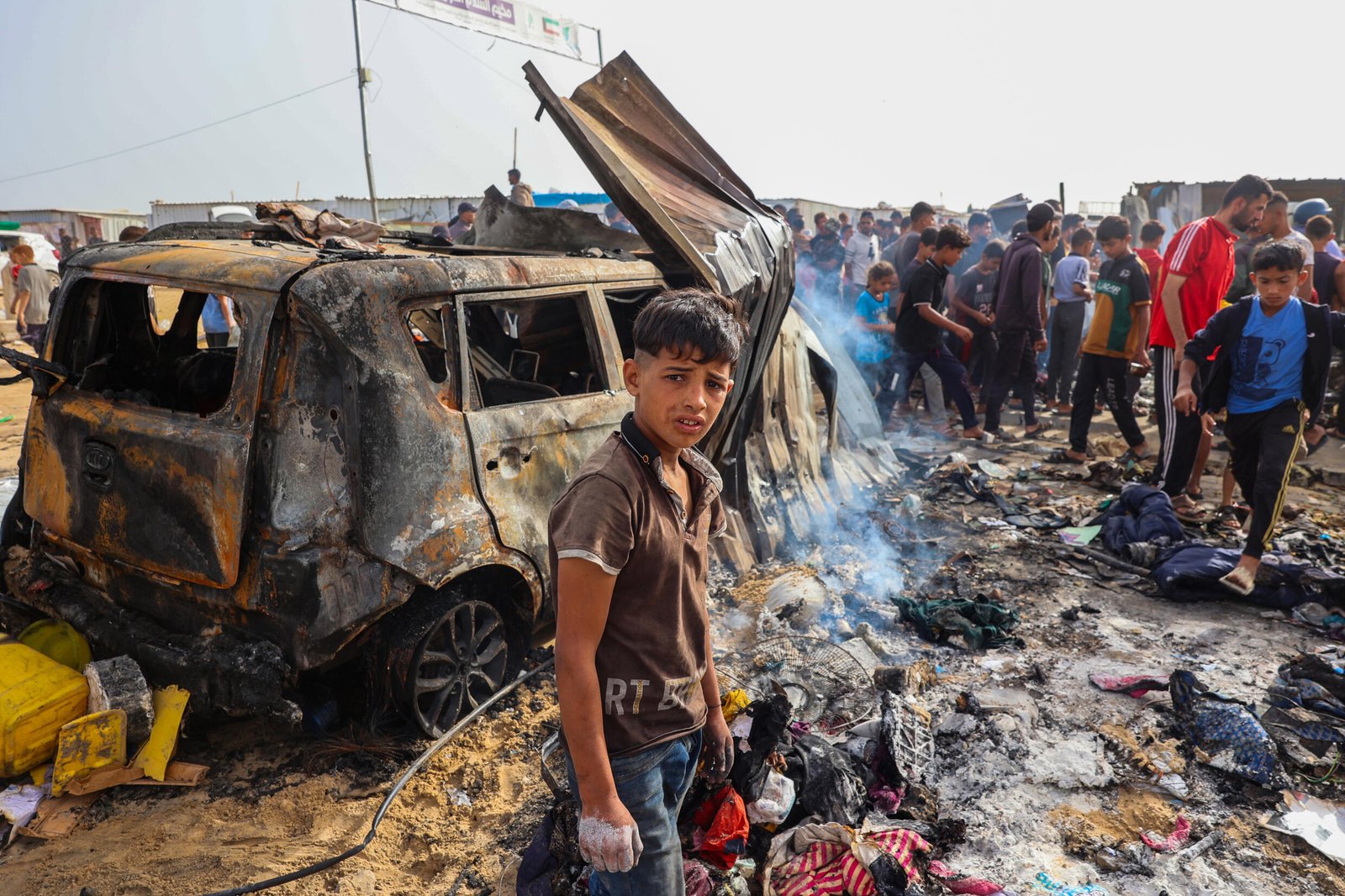 L'agence de défense civile de Gaza a déclaré lundi que le bilan s'est alourdi à 40 morts suite aux frappes israéliennes nocturnes qui ont incendié les tentes des Palestiniens déplacés.