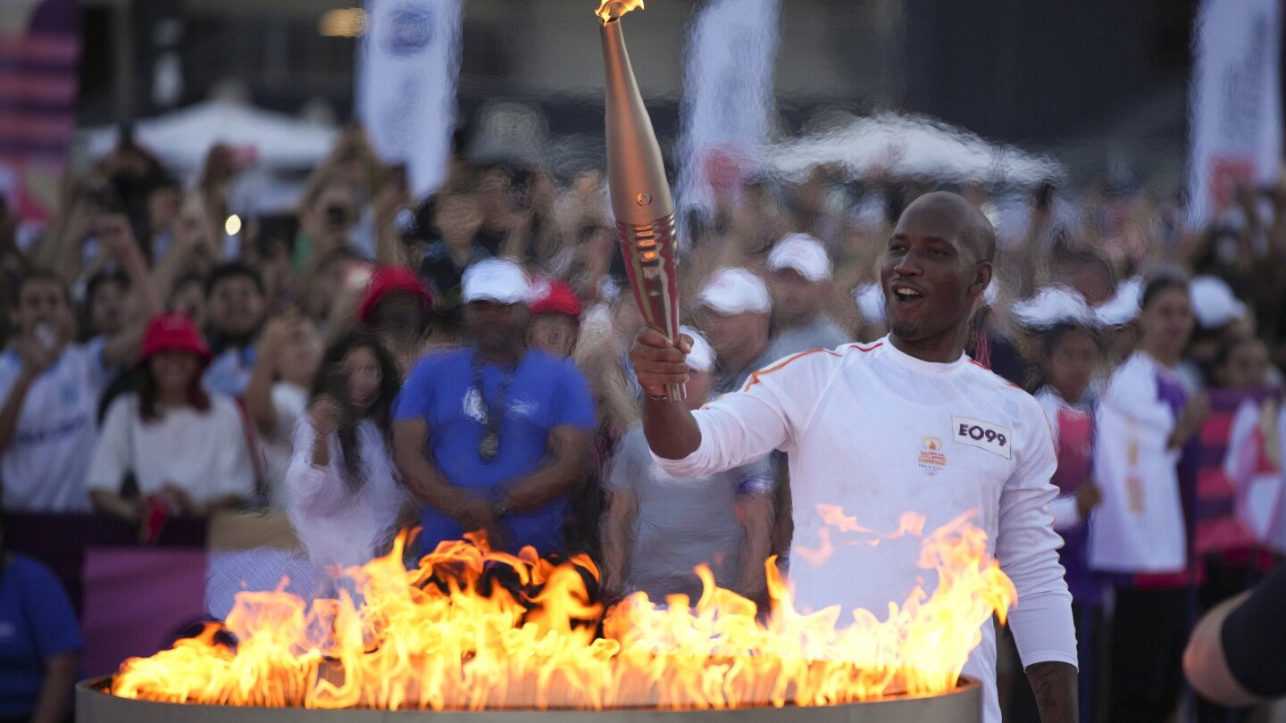 Les porteurs du flambeau à Marseille donnent le coup d’envoi du voyage de la flamme olympique à travers la France