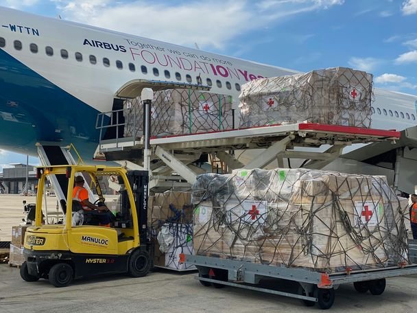 Chargement de biens humanitaires sur un avion d'essai Airbus A330neo à Vatry, France Chargement de biens humanitaires sur un avion d'essai Airbus A330neo à Vatry, France