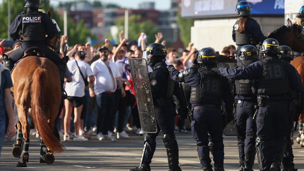 Macron condamne la violence des supporters avant la finale de la Coupe de France de football