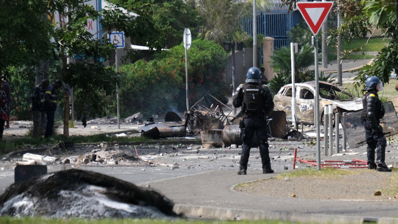 Nouvelle-Calédonie : « coups de feu » contre la police sur le territoire français au milieu d’émeutes autour de la réforme du vote