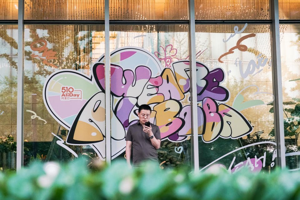 BEIJING, CHINE - 14 JUILLET : un homme se tient devant les bureaux d'Alibaba Group Holdings Ltd. le 14 juillet 2022 à Pékin, en Chine. (Photo de Kuang Da/JIEMIAN NEWS/VCG via Getty Images)