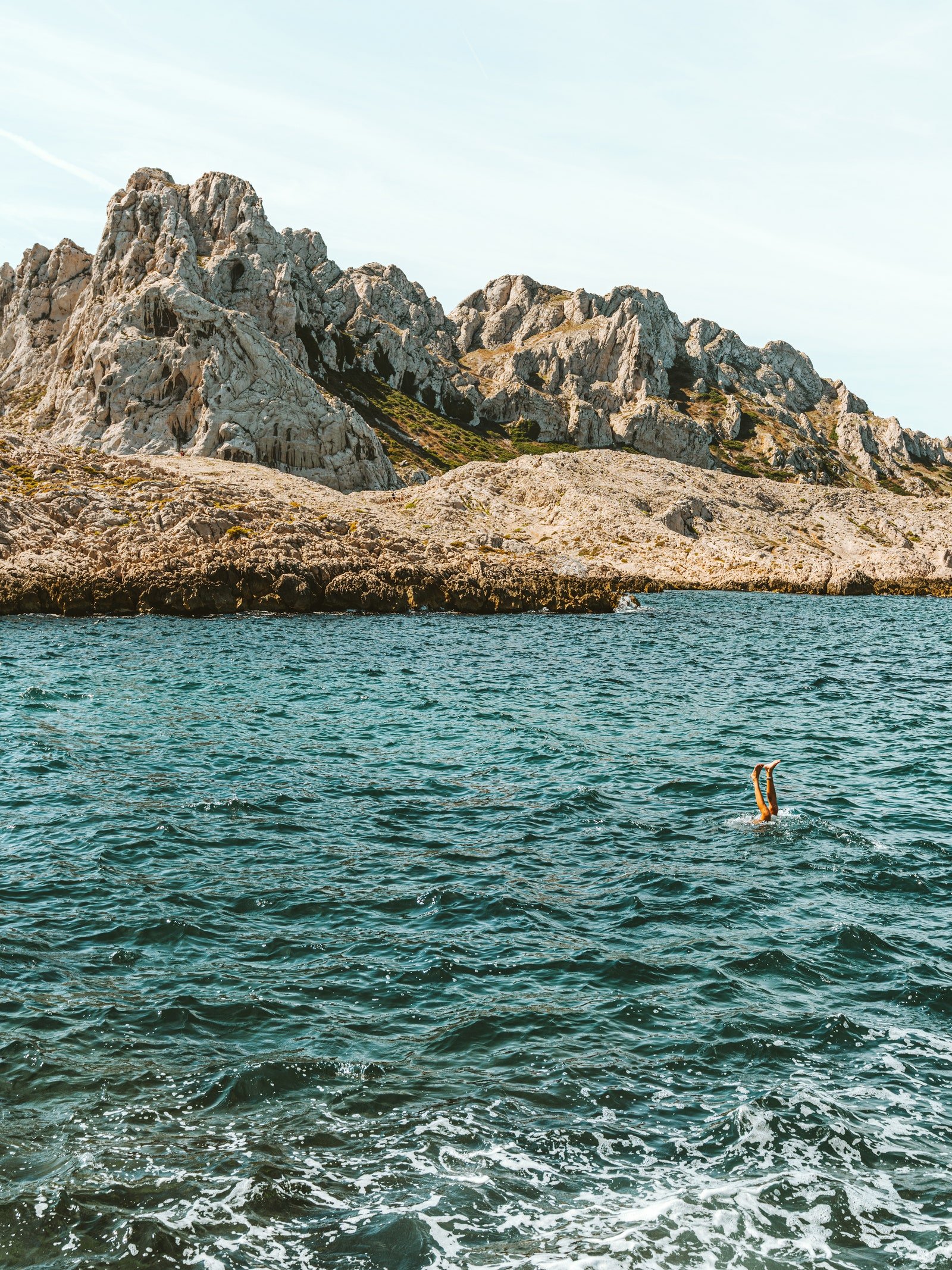 L'image contient peut-être du rocher Activités de loisirs Personne Sport Natation Sports nautiques Nature Prise de vue en extérieur Paysage et mer