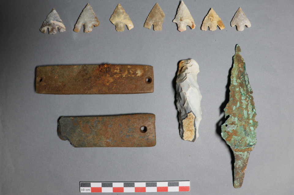 Sept pointes de flèches en silex figuraient parmi les artefacts découverts, ont indiqué les responsables.