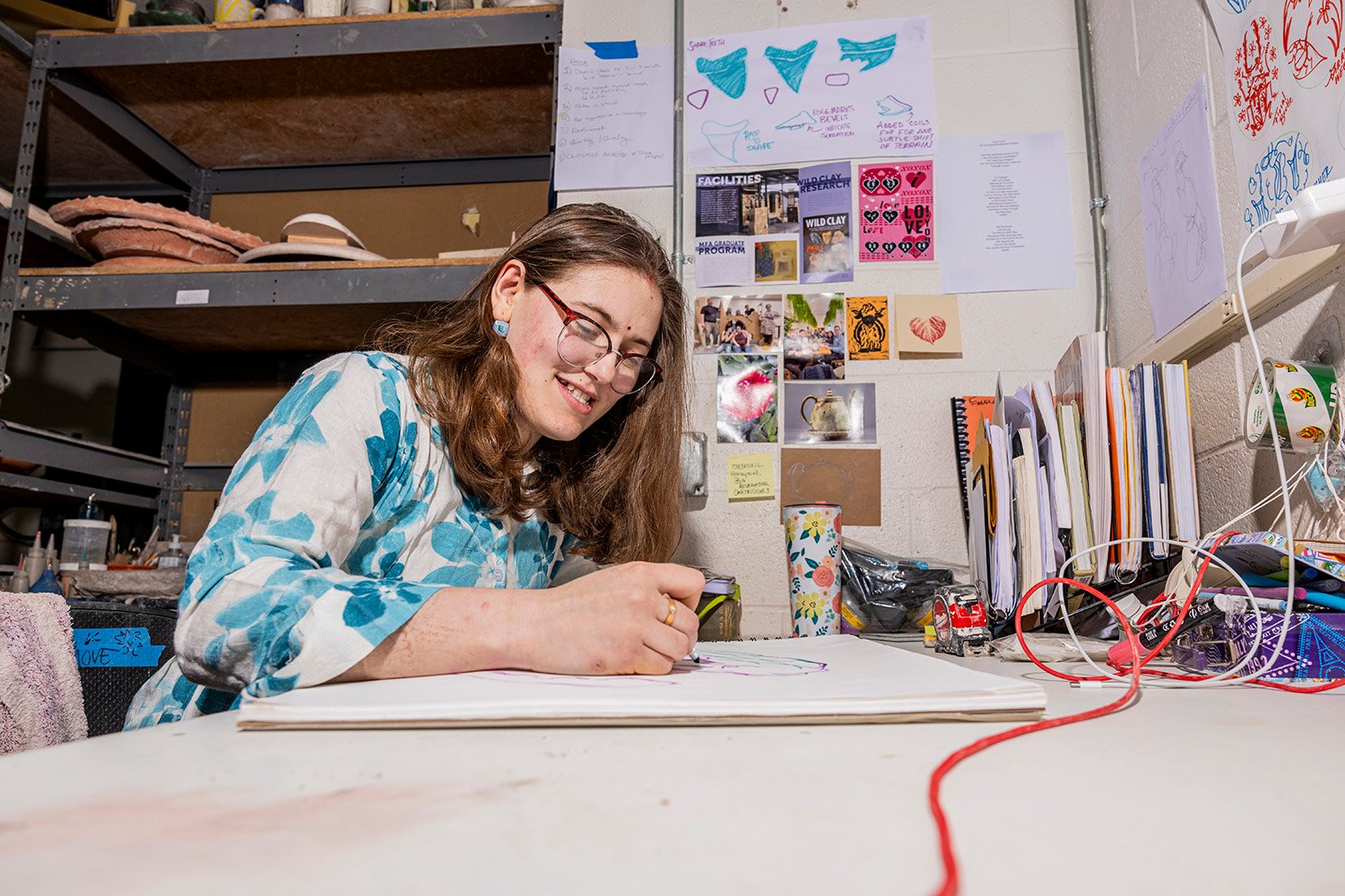 Emma Herz Thakur dessine dans son atelier.