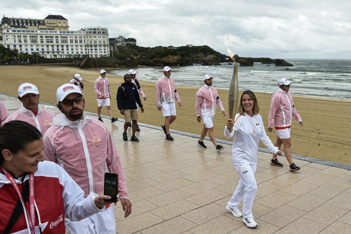 Un homme est arrêté en France pour des publications sur des meurtres en Californie alors que la flamme olympique passe par Bordeaux