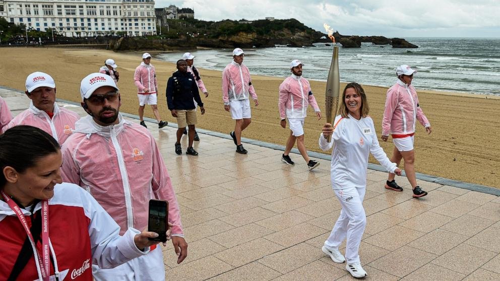 Un homme est arrêté en France pour des publications sur des meurtres en Californie alors que la flamme olympique passe par Bordeaux