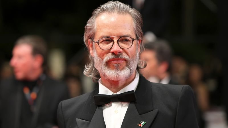 Vanity Fair France s’excuse après avoir supprimé l’épinglette du drapeau palestinien de Guy Pearce |  CNN