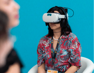 Femme utilisant un casque VR