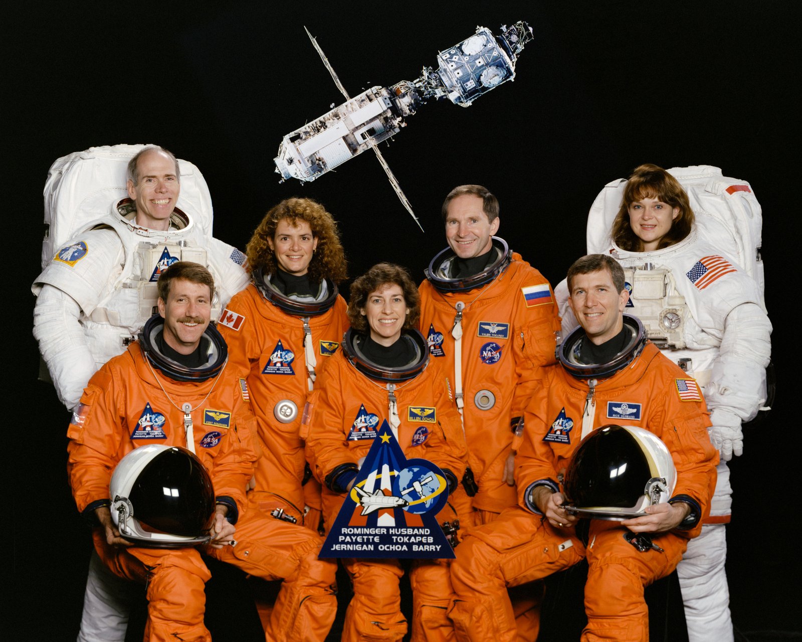 STS-96 comprenait Julie Payette, troisième à partir de la gauche, la première astronaute de l'Agence spatiale canadienne à visiter la station spatiale