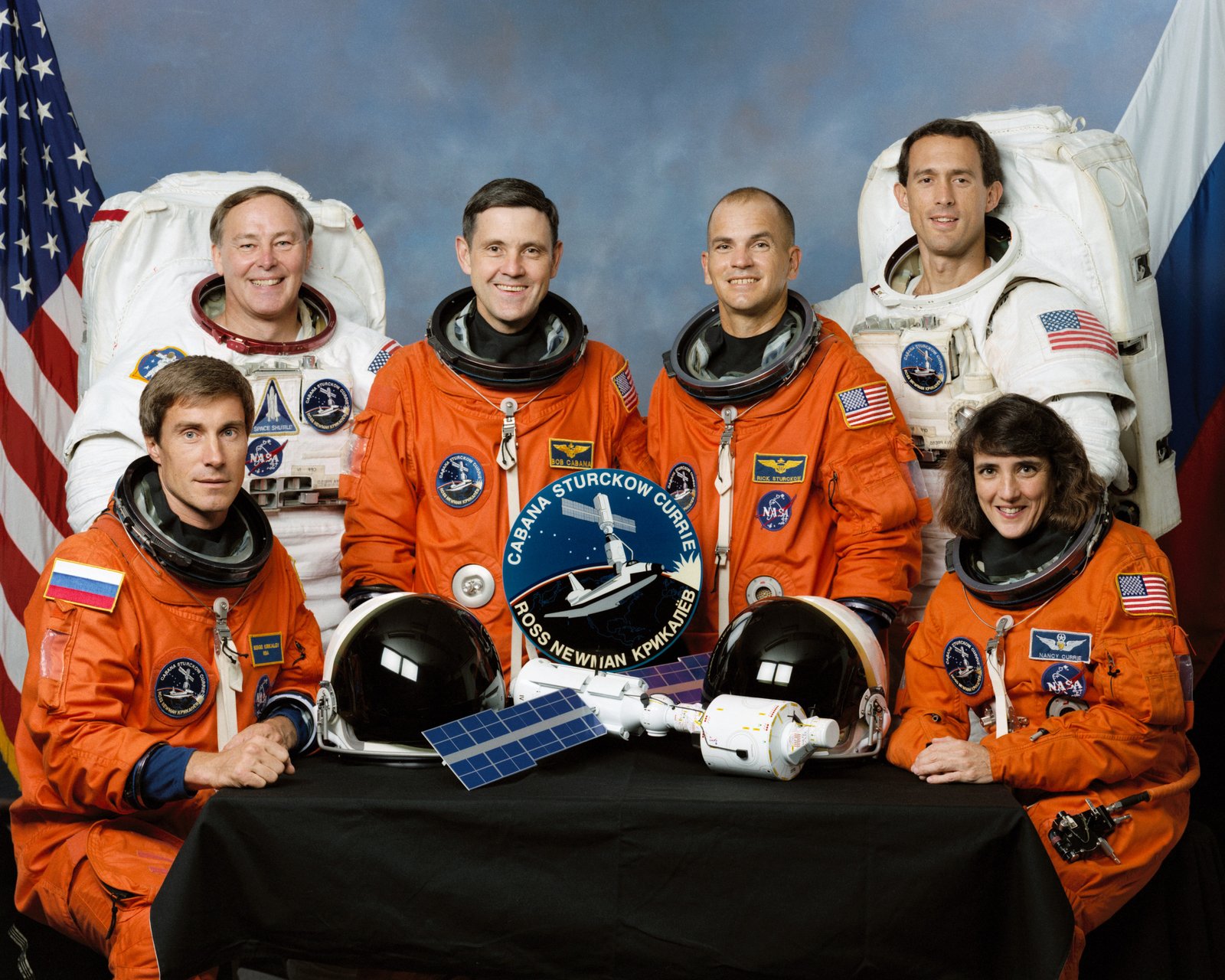Équipage conjoint NASA-Roscosmos de STS-88, la première mission d'assemblage de la station spatiale