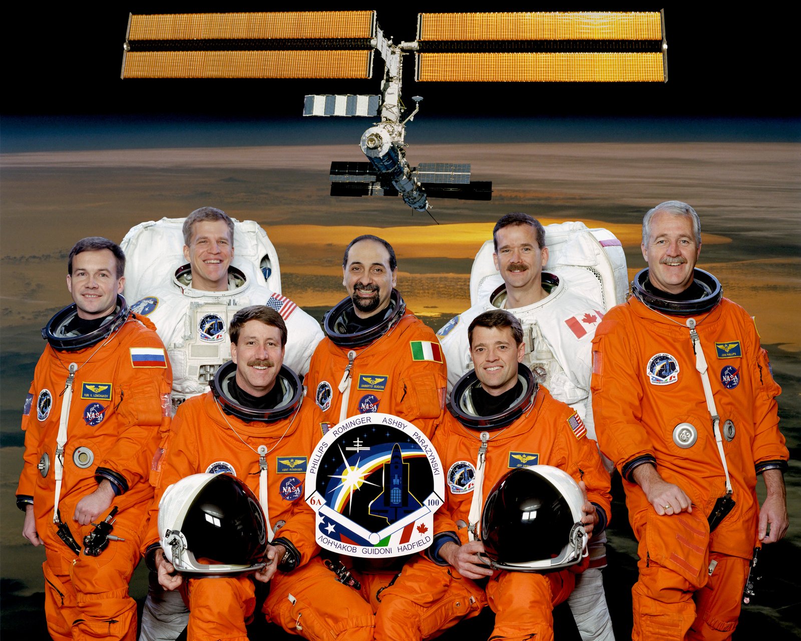STS-100 comprenait Umberto Guidoni, au centre, le premier astronaute de l'Agence spatiale européenne (ESA) à visiter la station spatiale