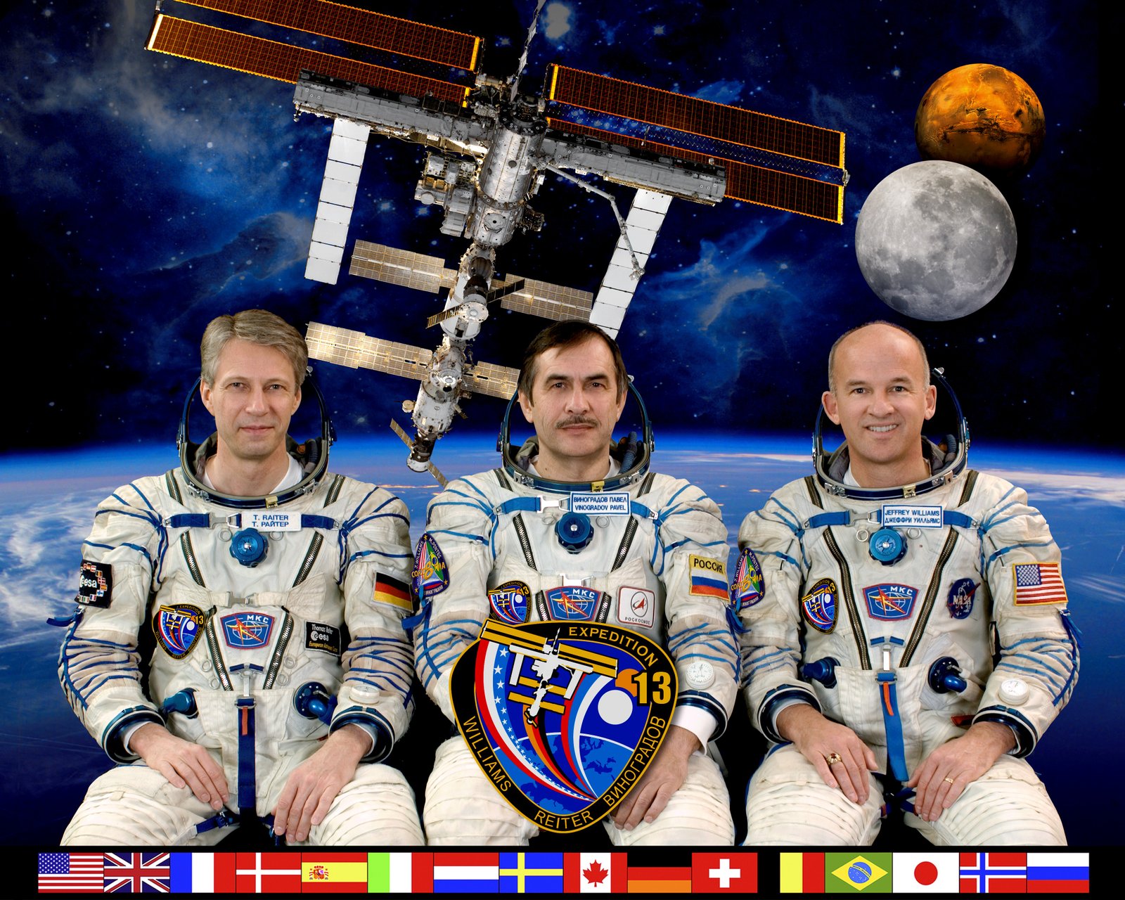 L'expédition 13 comprenait Thomas A. Reiter, à gauche, le premier astronaute de l'ESA à servir comme membre d'équipage de longue durée sur la station spatiale.
