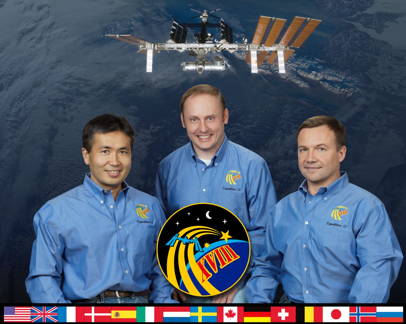 Koichi Wakata, membre de l'équipage de l'Expédition 19 de l'Agence japonaise d'exploration aérospatiale, à gauche, l'astronaute de la NASA E. Michael Fincke et Yuri V. Lonchakov de Roscosmos