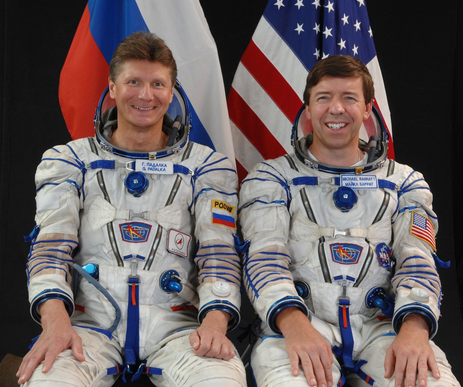 Gennadi I. Padalka de Roscosmos, à gauche, et l'astronaute de la NASA Michael M. Barratt de l'Expédition 19