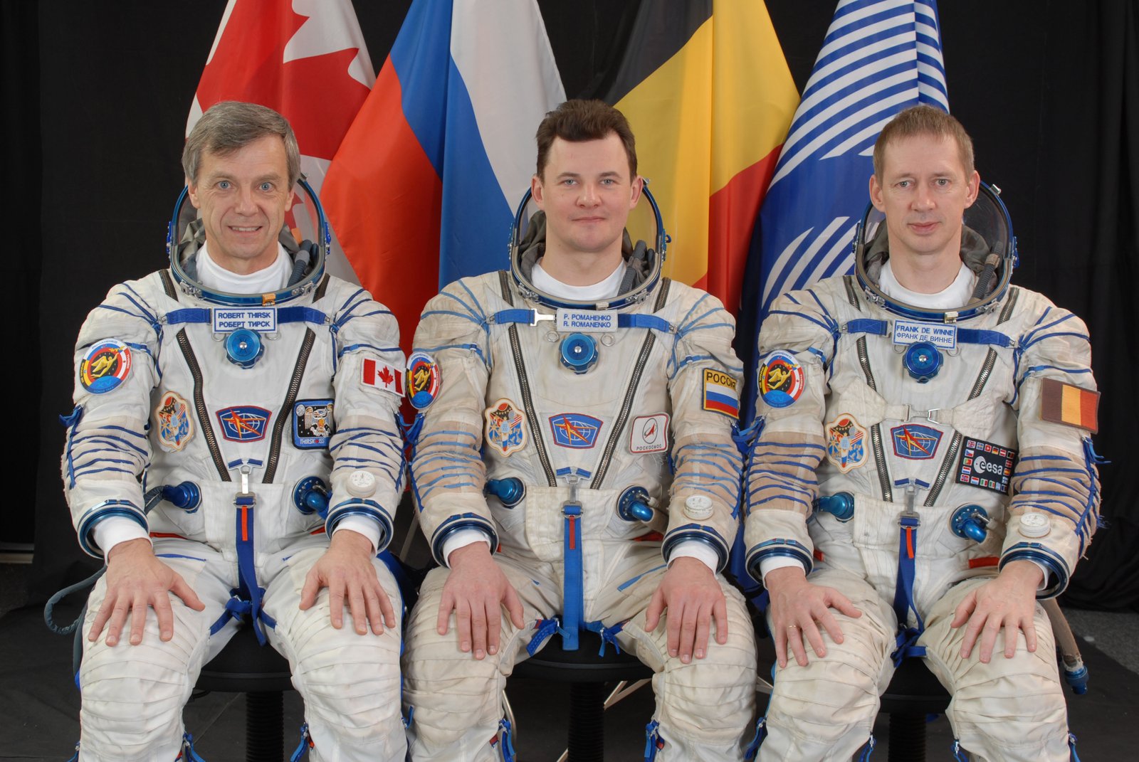 L'astronaute de l'Agence spatiale canadienne Robert B. Thirsk, à gauche, Roman Y. Romanenko de Roscosmos et l'astronaute de l'Agence spatiale européenne Frank L. DeWinne de l'Expédition 20