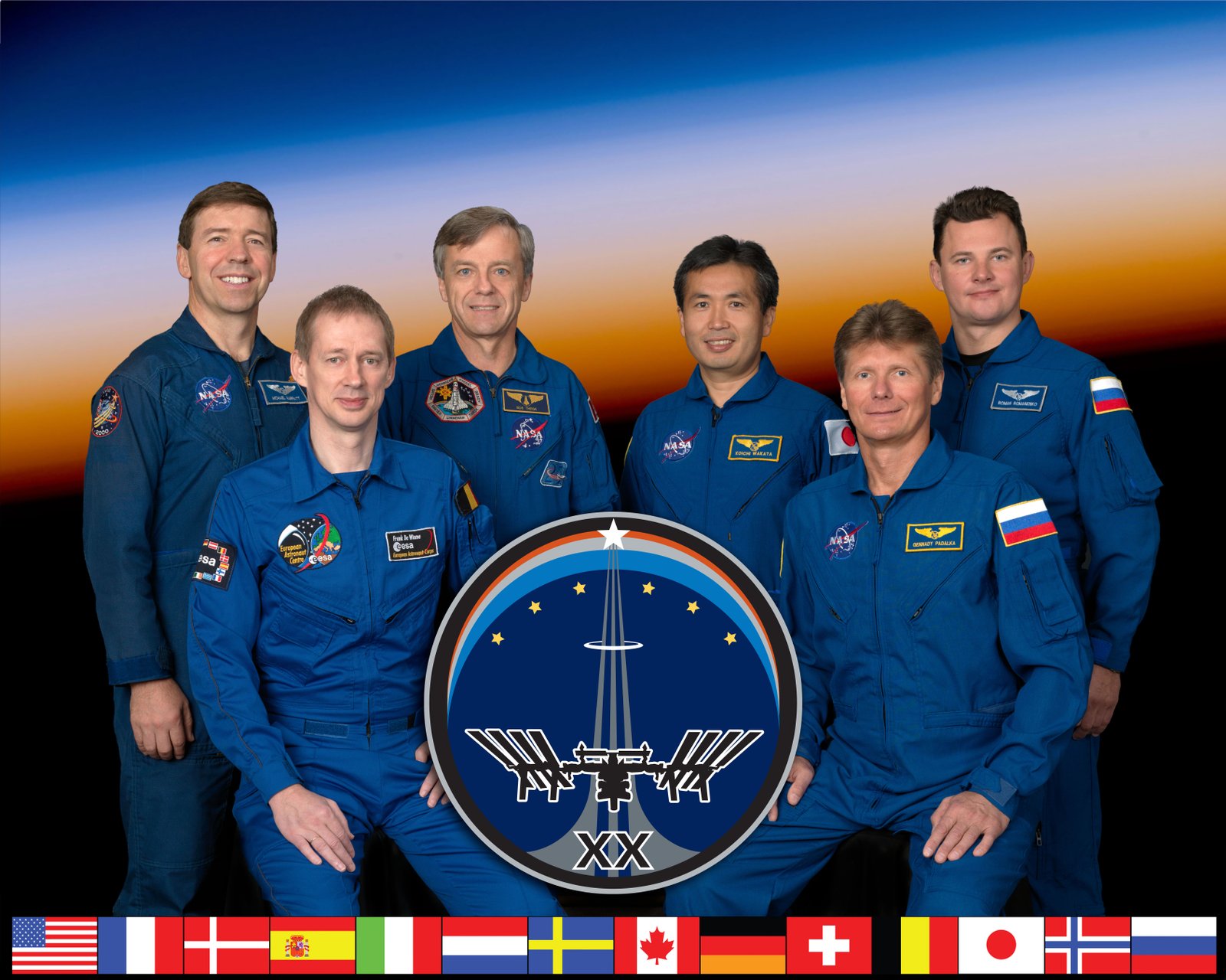 Photo de l'équipage de contrôle en amont de l'Expédition 20, le premier équipage de six personnes à bord de la station spatiale Michael M. Barratt (NASA), Frank L. DeWinne (ESA), Robert B. Thirsk (CSA), Koichi Wakata (JAXA), Gennadi I. Padalka (Roscosmos) et Roman Y. Romanenko (Roscosmos)