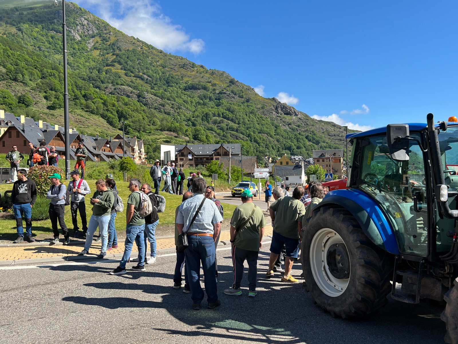 Les agriculteurs bloquent tous les passages frontaliers entre l’Espagne et la France dans une manifestation historique