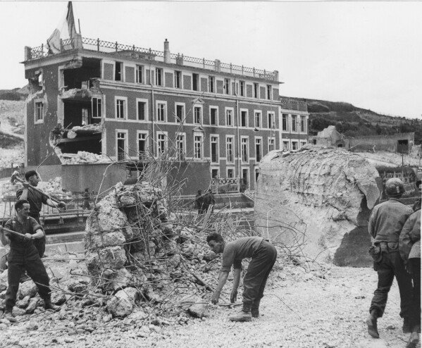 DOSSIER - Les Royal Engineers britanniques décomposent les emplacements en béton du mur ouest allemand à Port en Bassin en France le 22 juin 1944. Port en Bassin fut le premier port à être capturé en Normandie après le débarquement allié, le 6 juin 1944. ( Photo AP, fichier)