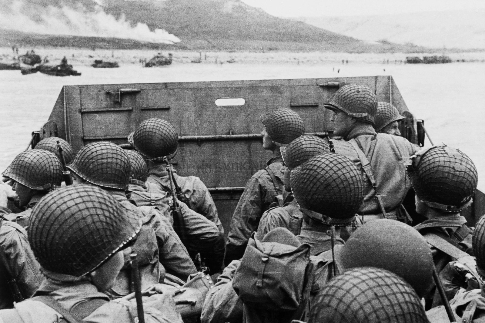 Des soldats américains se rassemblent à l'intérieur d'une péniche de débarquement à l'approche d'Utah Beach lors de l'invasion alliée de la Normandie, en France, le jour J.