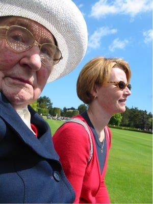 Stéphanie Le Bris, guide-interprète au Cimetière américain de Normandie en France, avec sa grand-mère, Louise Hamel. Le Bris a trouvé le journal de Hamel de 1944 dans lequel elle a documenté les premiers instants de l'invasion de la Normandie le jour J.
