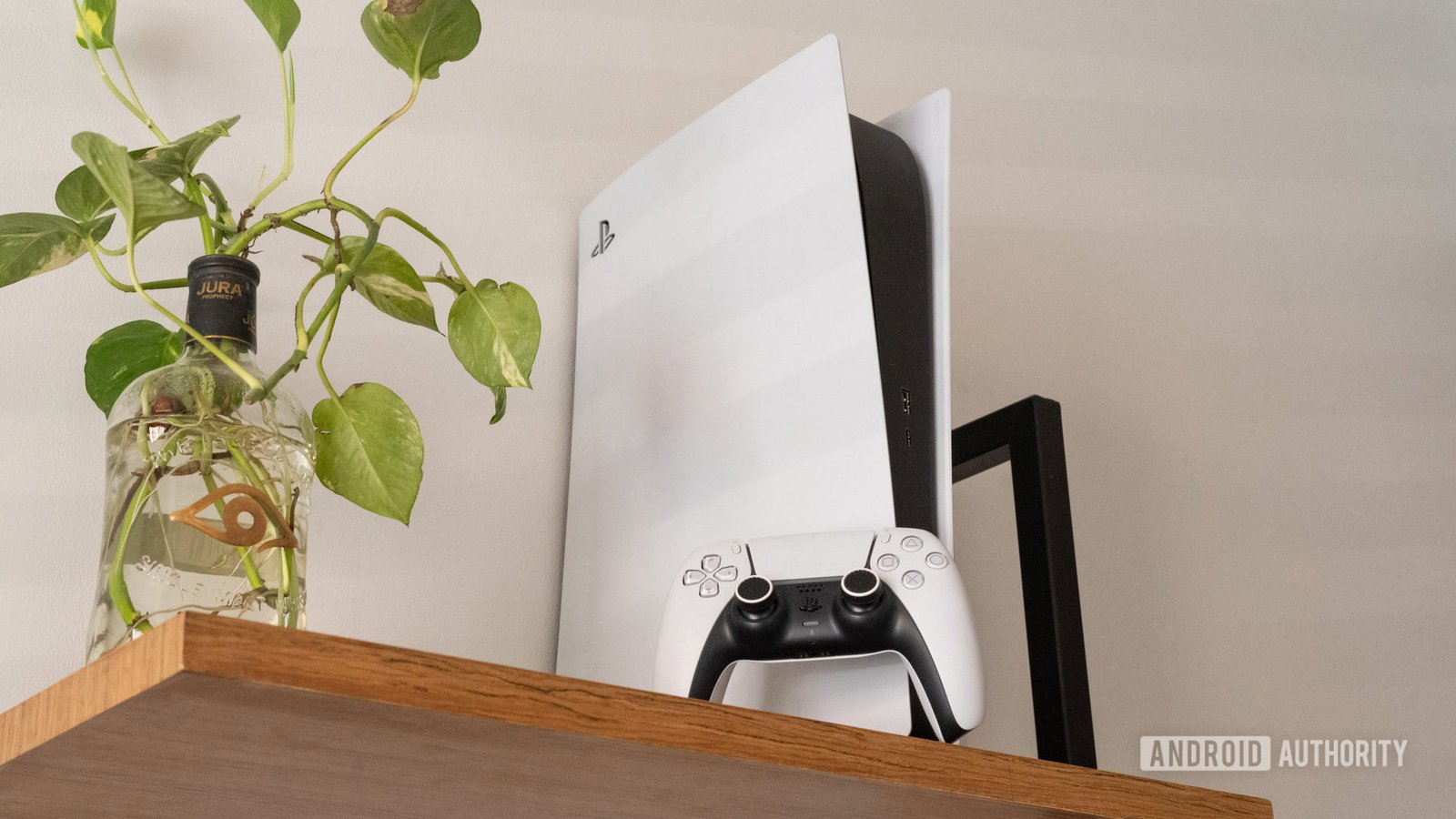 Images PlayStation 5 PS5 à côté des contrôleurs 2 Images PlayStation 5 PS5 à côté des contrôleurs 2