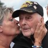 Gene Kleindl, vétéran de la Seconde Guerre mondiale, 102 ans, de Rockford, dans l'Illinois, reçoit un baiser de Chantell Boivin alors qu'il quitte le cimetière américain de Normandie, le 4 juin à Colleville-sur-Mer, en France.  Kleindl, médecin de la 90e division d'infanterie de l'armée américaine, est arrivé sur les plages de Normandie le jour J.