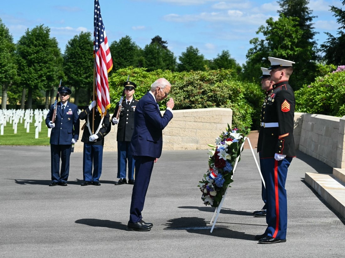 Le président Biden rend hommage aux soldats américains tombés au combat pendant la Première Guerre mondiale lors d'une cérémonie de dépôt de couronnes au cimetière américain de l'Aisne-Marne à Belleau, en France, le 9 juin.